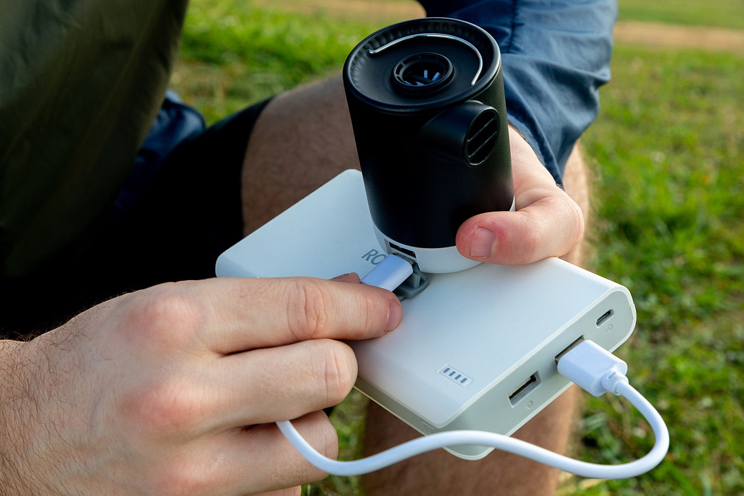 Jsdoin Elektrische luchtpomp voor luchtmatras, 2-in-1 opblazen en leeg laten lopen, elektrische pomp met 3 luchtsproeiers voor opblaasbare matras, boot, luchtmatras, zwembad, zwemring, zwart Jsdoin Elektrische luchtpomp voor luchtmatras, 2-in-1 opblazen en leeg laten lopen, elektrische pomp met 3 luchtsproeiers voor opblaasbare matras, boot, luchtmatras, zwembad, zwemring, zwart